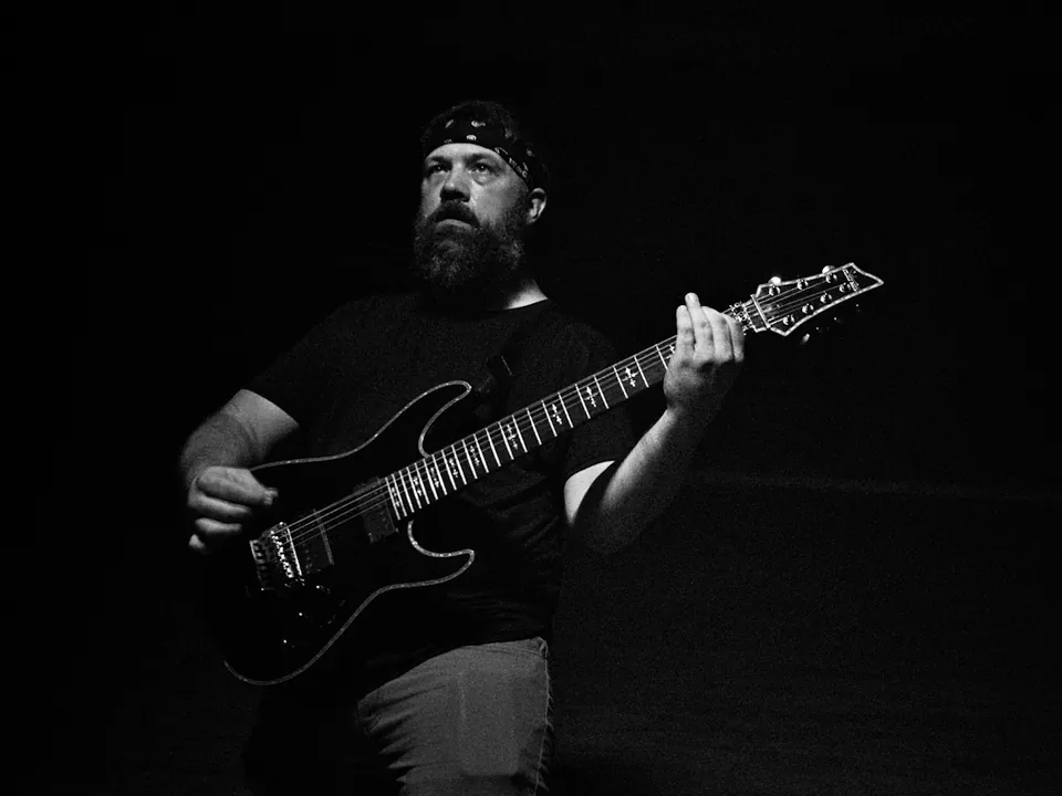 Darryel Neel performing with EdgeOverEdge
